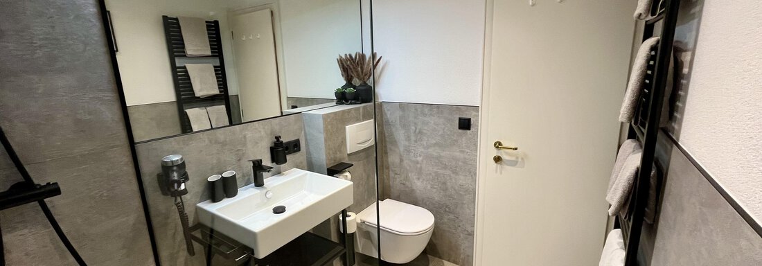 Badezimmer mit Dusche und WC - Haus Markus - Längenfeld