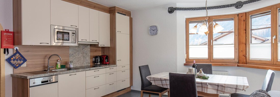 Wohnküche mit Küchenzeile + Runderker m. Essecke | © Lukas Ennemoser (CC C) Wohnküche mit Küchenzeile + Runderker m. Essecke - Haus Michael - Längenfeld