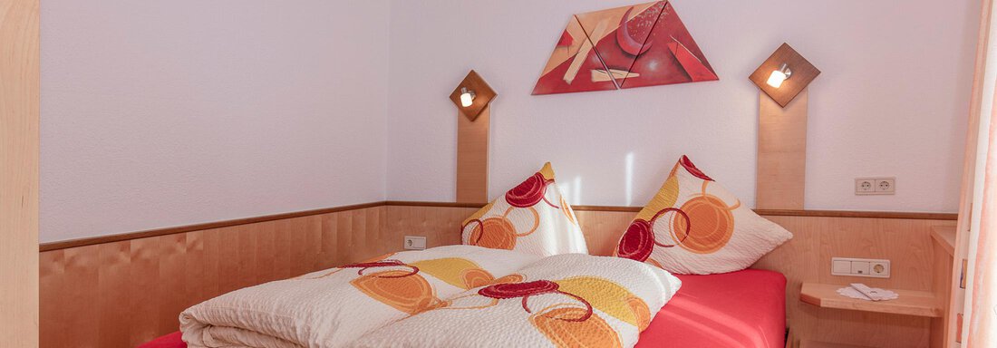 Doppelzimmer mit Ostbalkon und TV | © Lukas Ennemoser (CC C) Doppelzimmer mit Ostbalkon und TV - Haus Michael - Längenfeld