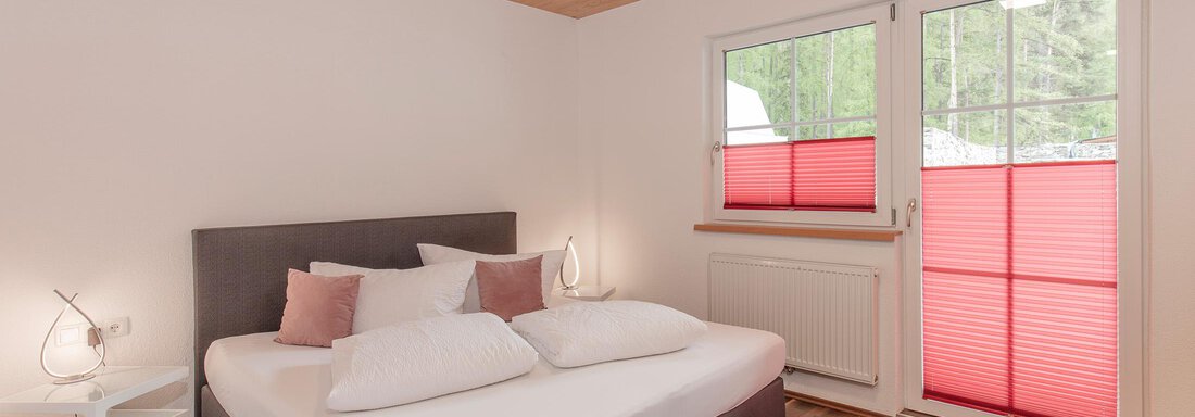 Appartement "B" Schlafzimmer Rot - Haus Sonnenheim - Längenfeld