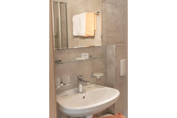 Doppelzimmer - Dusche und WC - Haus Sonnenheim - Längenfeld