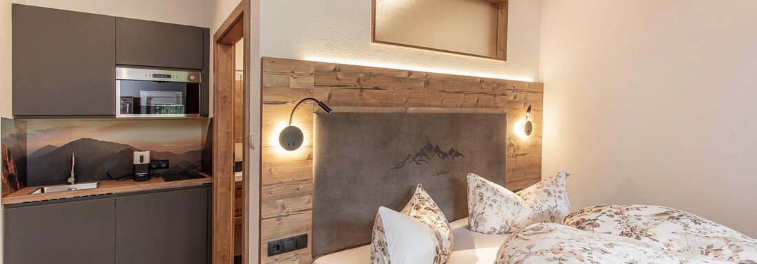 Doppelbett, Küchenzeile mit Blick ins Badezimmer Doppelbett, Küchenzeile mit Blick ins Badezimmer - Hauseggerhof - Längenfeld