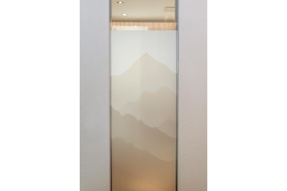 Eine elegante Glasscheibe mit einem sanften Bergmuster. Das Design verleiht dem Raum eine beruhigende Atmosphäre. - Hotel Stern - Längenfeld