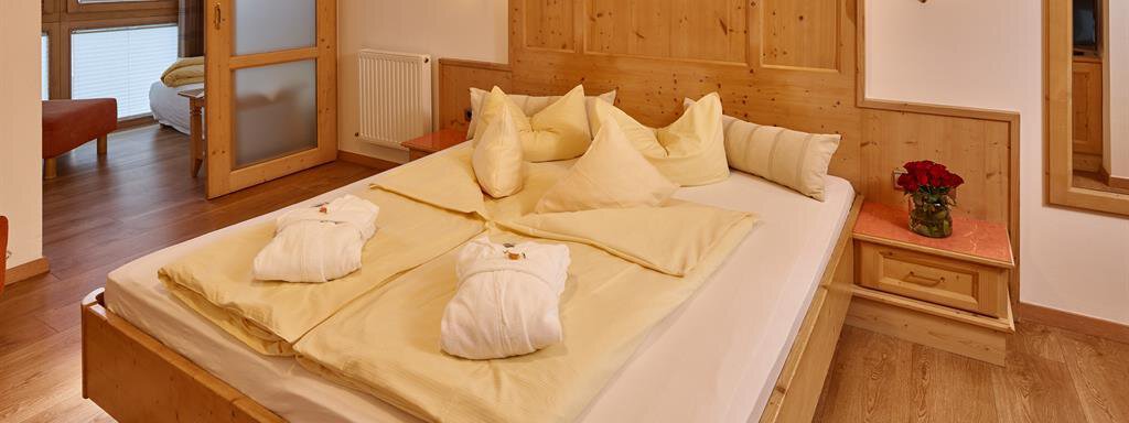 Juniorsuite-Schlafzimmer | © unbekannt, Hotel zum Hirschen (CC C) Juniorsuite-Schlafzimmer - Hotel zum Hirschen - Längenfeld