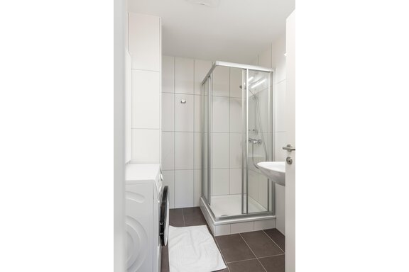 Badezimmer mit Dusche und Waschmaschine - L-Arena Stipplerhof - Längenfeld