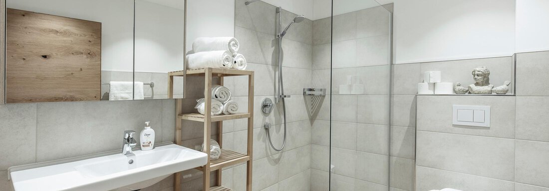 Badezimmer mit Dusche und WC - Residenz Stipplerhof - Längenfeld