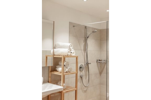 Badezimmer mit Dusche - Residenz Stipplerhof - Längenfeld