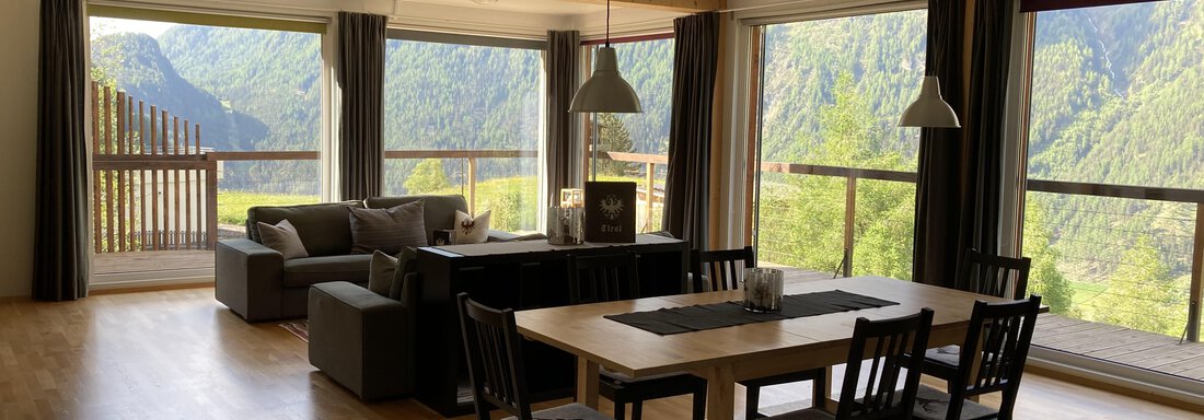 Wohnzimmer mit Esstisch - Urlaub im Containerhaus - Längenfeld