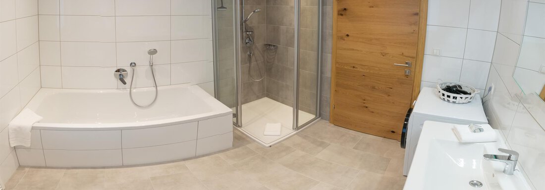 Badezimmer inkl. Badewanne und Dusche Weitwinkel - Wohnanlage Runhof - Längenfeld