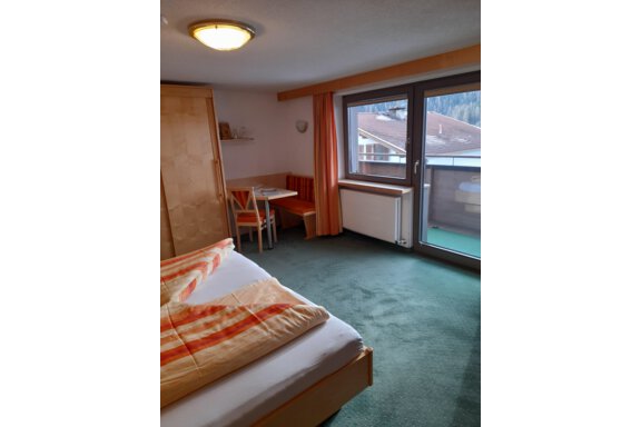 Doppelzimmer mit gemütlicher Essecke - Apart Benjamin - Niederthai