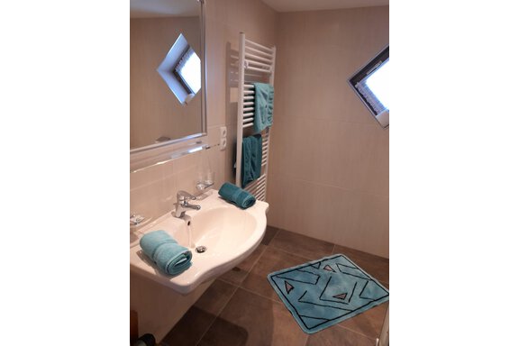 Badezimmer mit Dusche und WC I - Apart Benjamin - Niederthai
