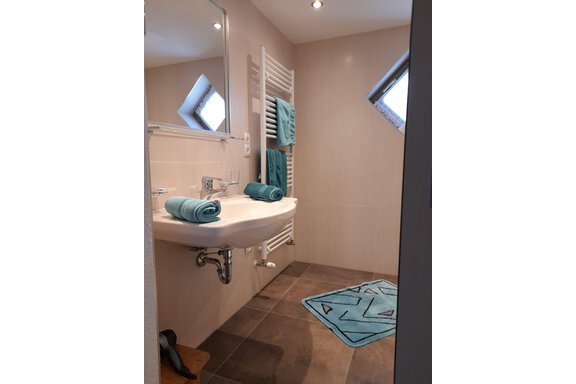 Badezimmer mit Dusche und WC II - Apart Benjamin - Niederthai