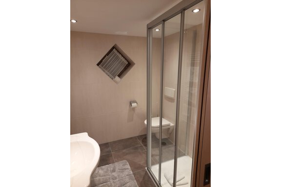 Badezimmer mit Dusche und WC - Apart Benjamin - Niederthai