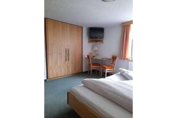 Doppelzimmer mit Sitzecke und TV - Apart Benjamin - Niederthai