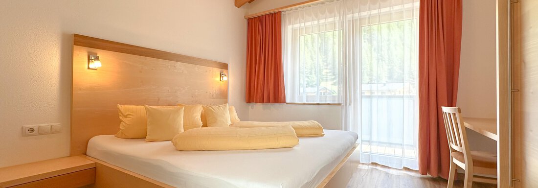 Gemütliches Schlafzimmer mit Balkon und Bergblick. - Appartement Leiter Niki - Niederthai