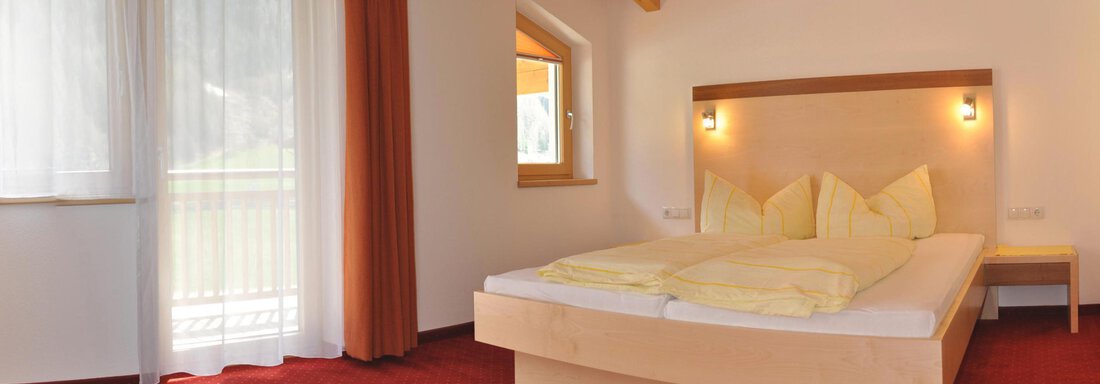 Schlafzimmer mit Dusche/WC - Appartement Leiter Niki - Niederthai