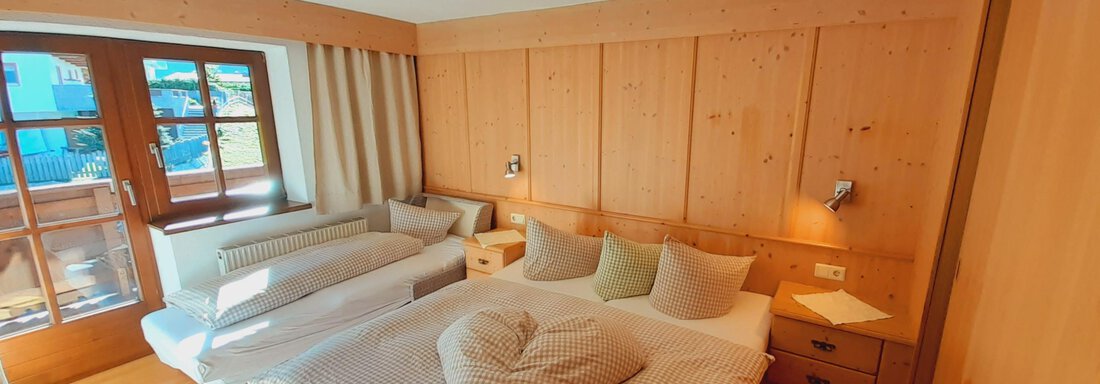 Ferienwohnung der Veitenhof Schlafzimmer mit Balko - Bio & Reiterhof der Veitenhof - Niederthai