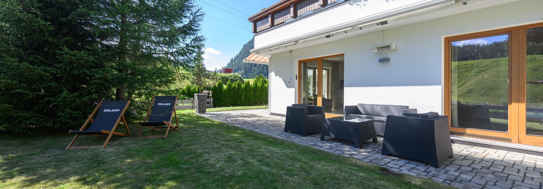 A large terrace with comfortable furniture and loungers. - Delano Appartements - Niederthai