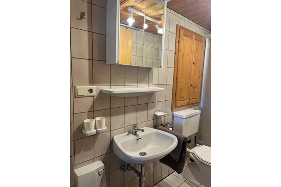 Badezimmer mit Dusche und WC - Ferienhaus Schmid - Niederthai