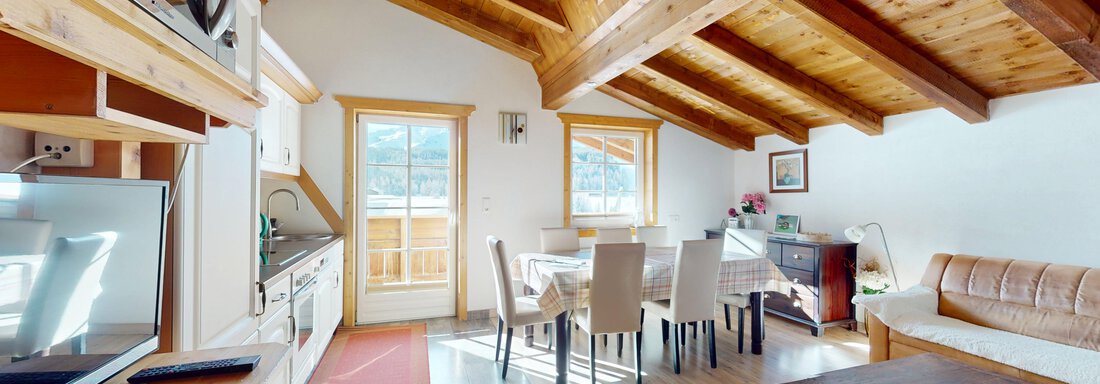 Eine helle Wohnung mit Holzdecken und großen Fenstern. Sie ist modern eingerichtet und bietet eine gemütliche Atmosphäre. - Gipfelblick Appartements - Niederthai