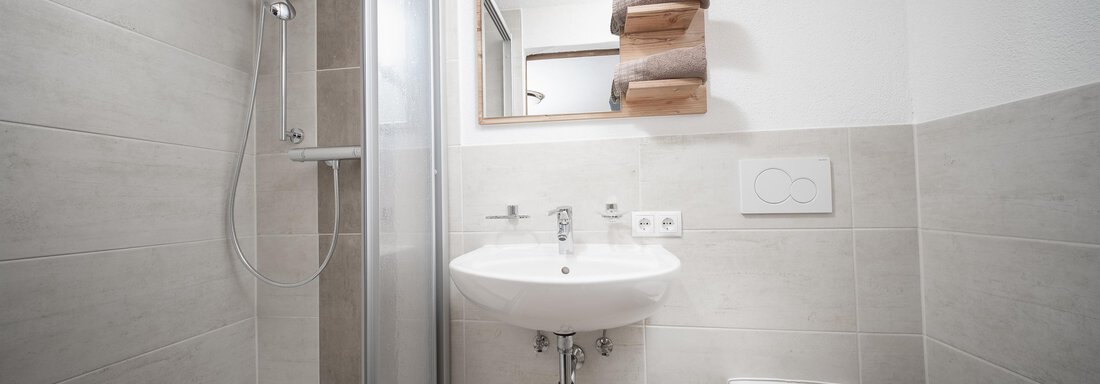 Badezimmer - Doppelzimmer "Bergmahder" - Gruebe Hof - Niederthai