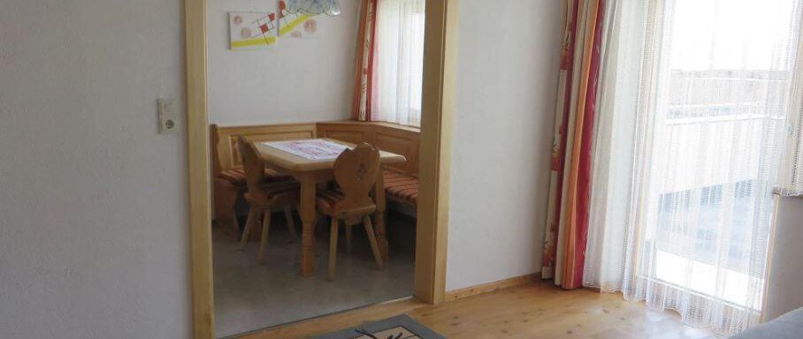 Wohnzimmer mit Durchgang zur Küche - Haus Daheim - Niederthai