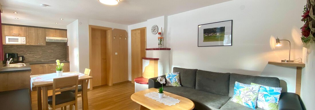 Wohnküche mit Kachelofen - Haus Lärchenwald App. - Niederthai