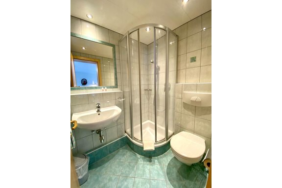 Badezimmer mit Dusche und WC - Haus Lärchenwald App. - Niederthai