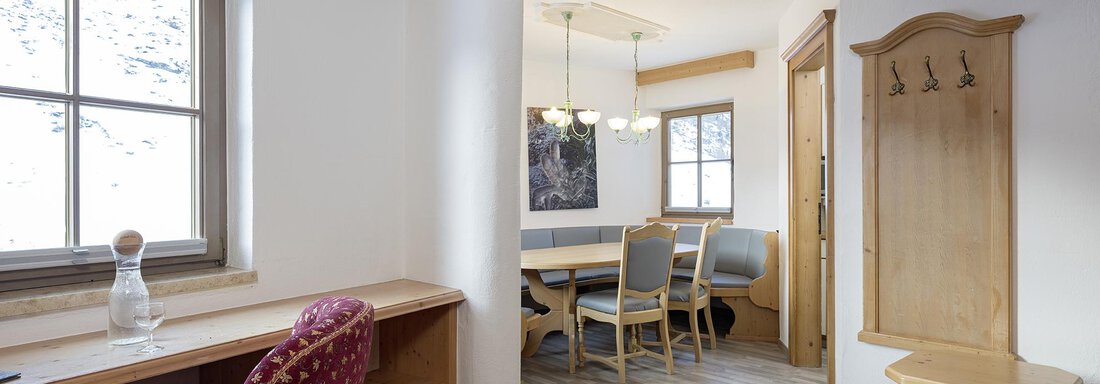 Sillaber_Schalfblick_Dez2017web_056 A bright room with wooden elements and a desk. In the background, a dining area and a wardrobe are visible. - Appartementhaus Schalfblick - Obergurgl