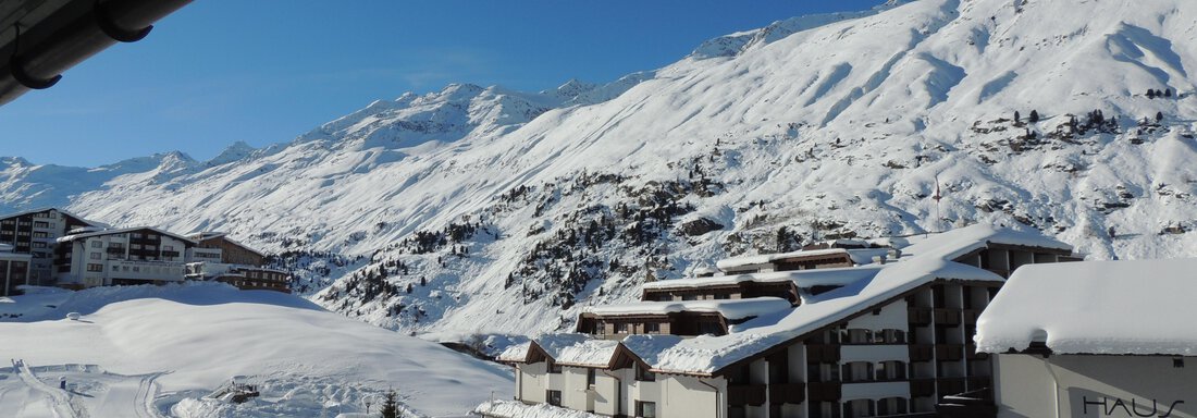 A snow-covered mountain landscape with several hotels. The clear blue sky and the majestic mountains create an idyllic winter atmosphere. - Haus Christophorus - Obergurgl 