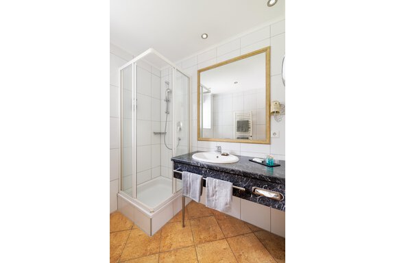 Bathroom with shower - Hotel Alpenaussicht - Obergurgl 