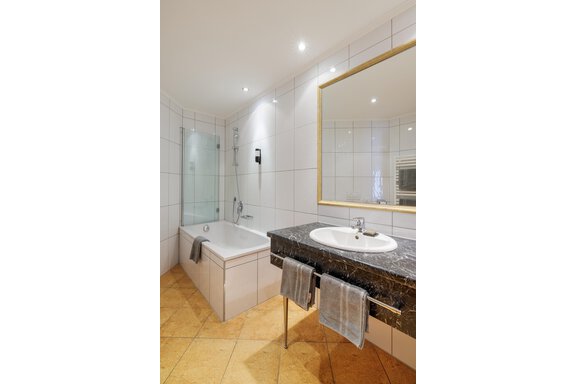 Bathroom with bath tube - Hotel Alpenaussicht - Obergurgl 