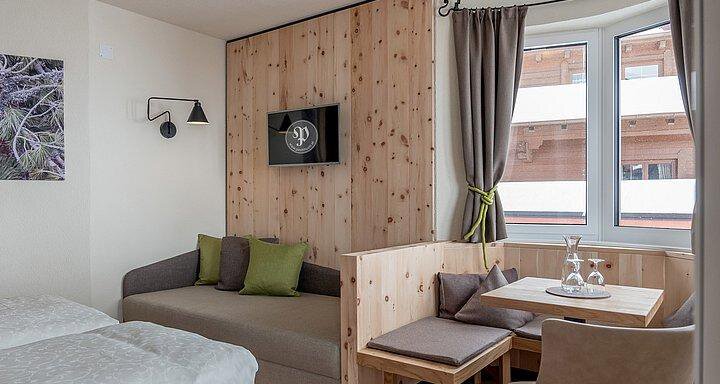 Erkerzimmer "Zirbe" A modern room with wooden decor and a cozy seating area.
Windows with plenty of natural light and a pleasant atmosphere. - Hotel-Garni Pirchhütt - Obergurgl