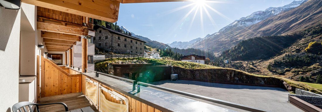 A beautiful view from a balcony of the mountains and the valley. The sun is shining brightly and creates a pleasant atmosphere. - Schönblick Gurgl - Obergurgl 