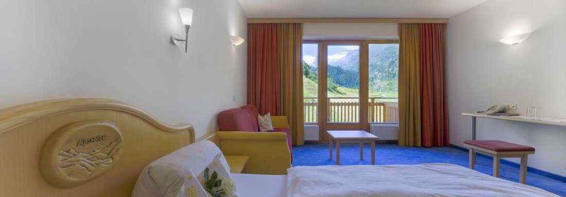 großzügige Doppelzimmer | © Haus Alpenblick, Fam. Scheiber großzügige Doppelzimmer - Haus Alpenblick - Obergurgl