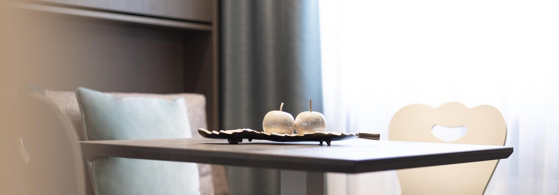 A cozy room with a table and chairs. Soft colors and plenty of daylight create an inviting atmosphere. - Haus Verwall Appartements - Obergurgl 