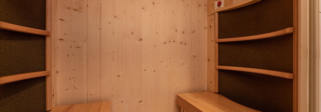 A relaxing sauna with bright wood interior and comfortable benches. The walls are clad with natural wood. - Mein Gaisberg - Obergurgl 