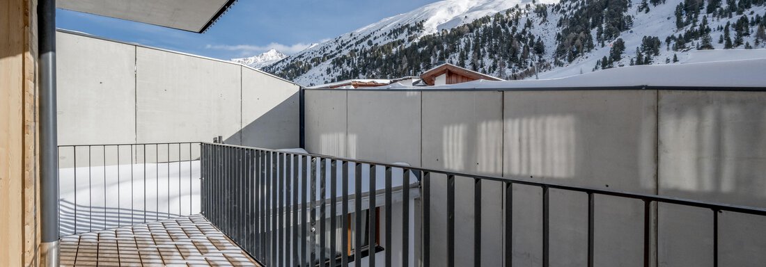 A balcony with a view of snow-covered mountains. The sky is clear and blue. - The Moss - Your unique hideaway - Obergurgl 