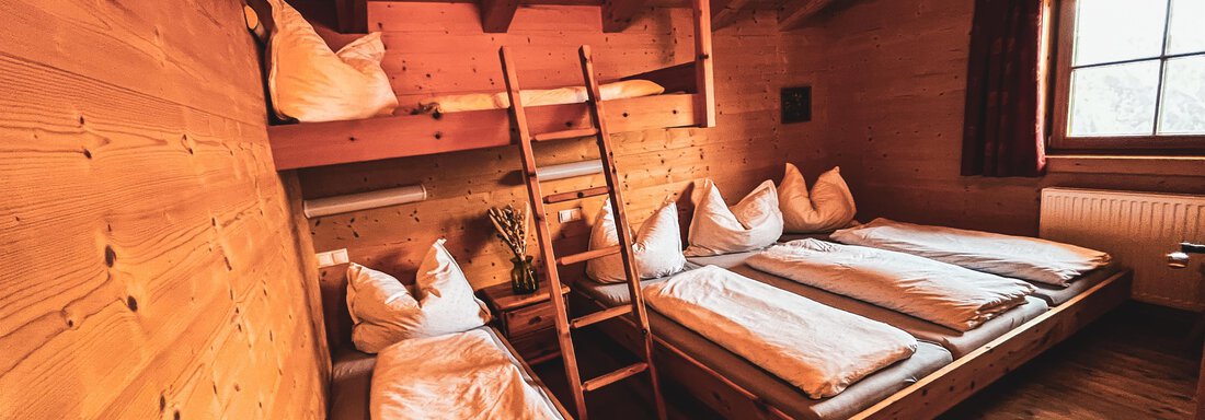 Fünfbettzimmer | © Acherberg Alm (CC C) Fünfbettzimmer - Acherberg Alm - Oetz