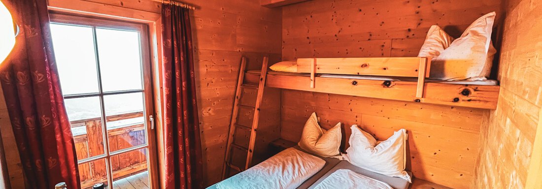 Dreibettzimmer | © Acherberg Alm (CC C) Dreibettzimmer - Acherberg Alm - Oetz