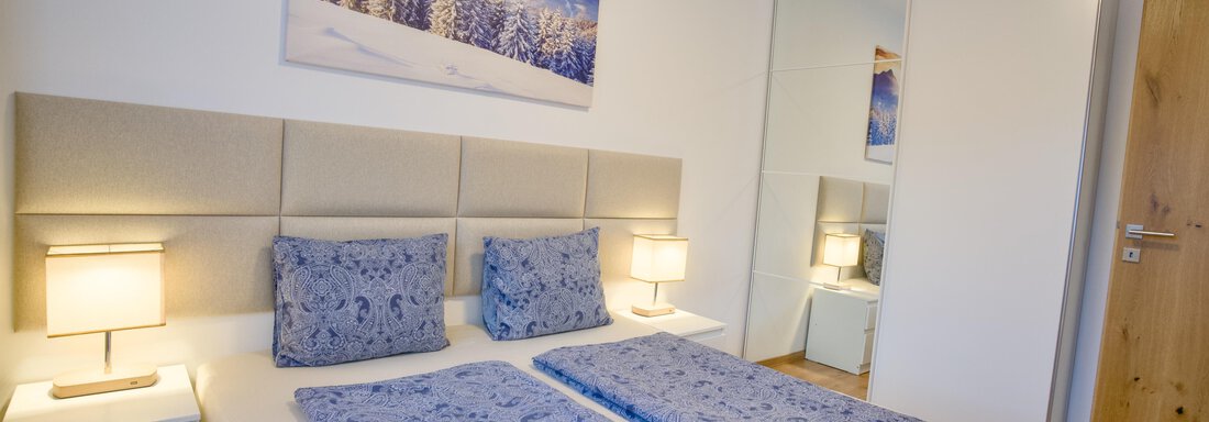 first bedroom with queen-size bed - ALPsmart - Oetz