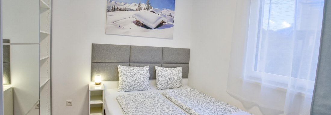 second bedroom with queen-size bed - ALPsmart - Oetz