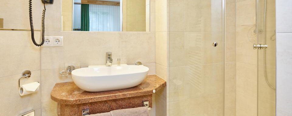 Badezimmer mit Dusche und WC - Apart Landhaus Gstrein - Oetz