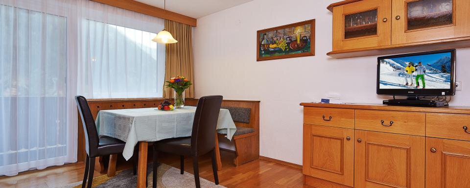 Wohn- und Essberich Zirbe - Apart Landhaus Gstrein - Oetz