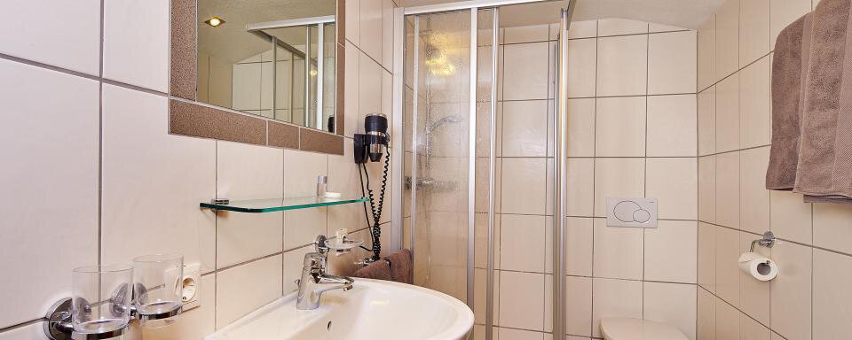 Badezimmer mit Dusche und WC Zirbe - Apart Landhaus Gstrein - Oetz