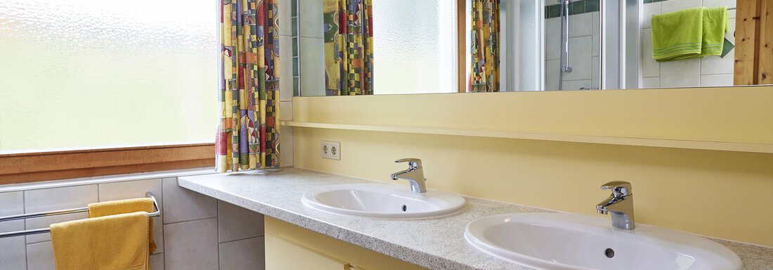 Dusche u. WC m. Doppelwaschtisch - Chalet Pienz - NEU - Oetz