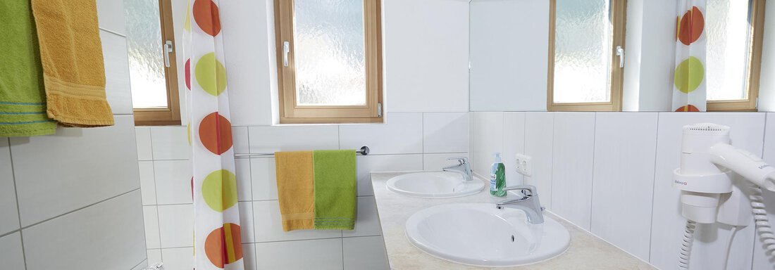 behindertengerechte Dusche m. Doppelwaschtisch - Chalet Pienz - NEU - Oetz