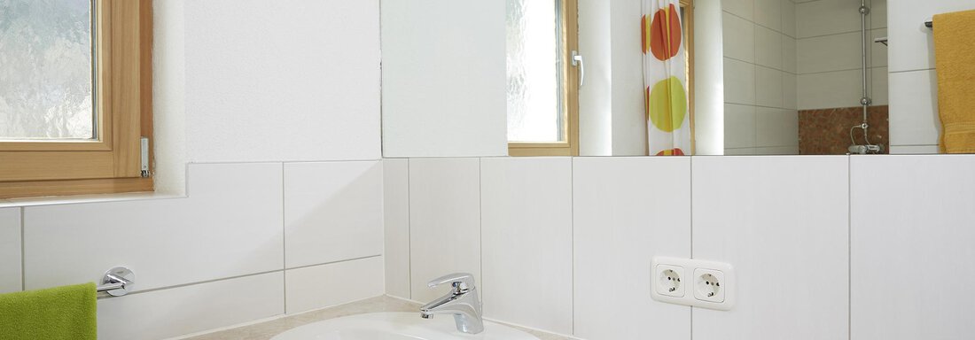 behindertengerechte Dusche m. Doppelwaschtisch - Chalet Pienz - NEU - Oetz