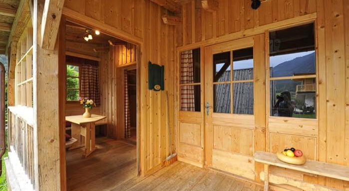 Zugang Mehrbettzimmer in der Tiroler Hütte - Feelfree Adventure Camp - Oetz