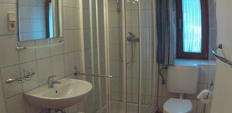 Badezimmer mit Dusche und WC - Ferienwohnung Alpenrose - Oetz